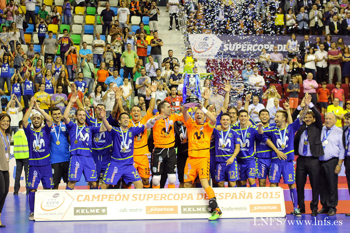 2015年のスペイン・スーパーカップ表彰式で喜ぶモビスター・インテルの選手たち