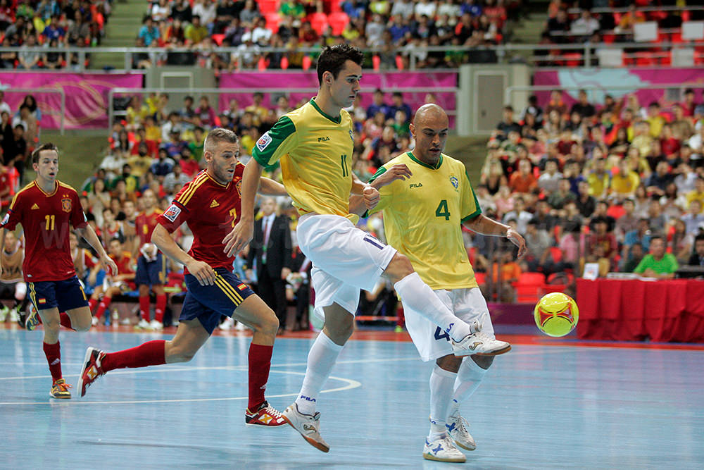 ボールを競り合うフットサルブラジル代表とフットサルスペイン代表の両選手