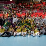 フットサルW杯2012優勝の記念撮影をするフットサルブラジル代表の選手と関係者