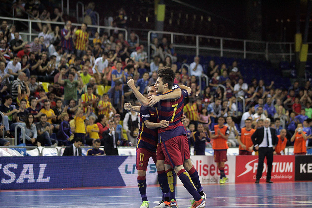 ゴール後にサポーターに向けてガッツポーズするFCバルセロナ・ラッサの選手たち
