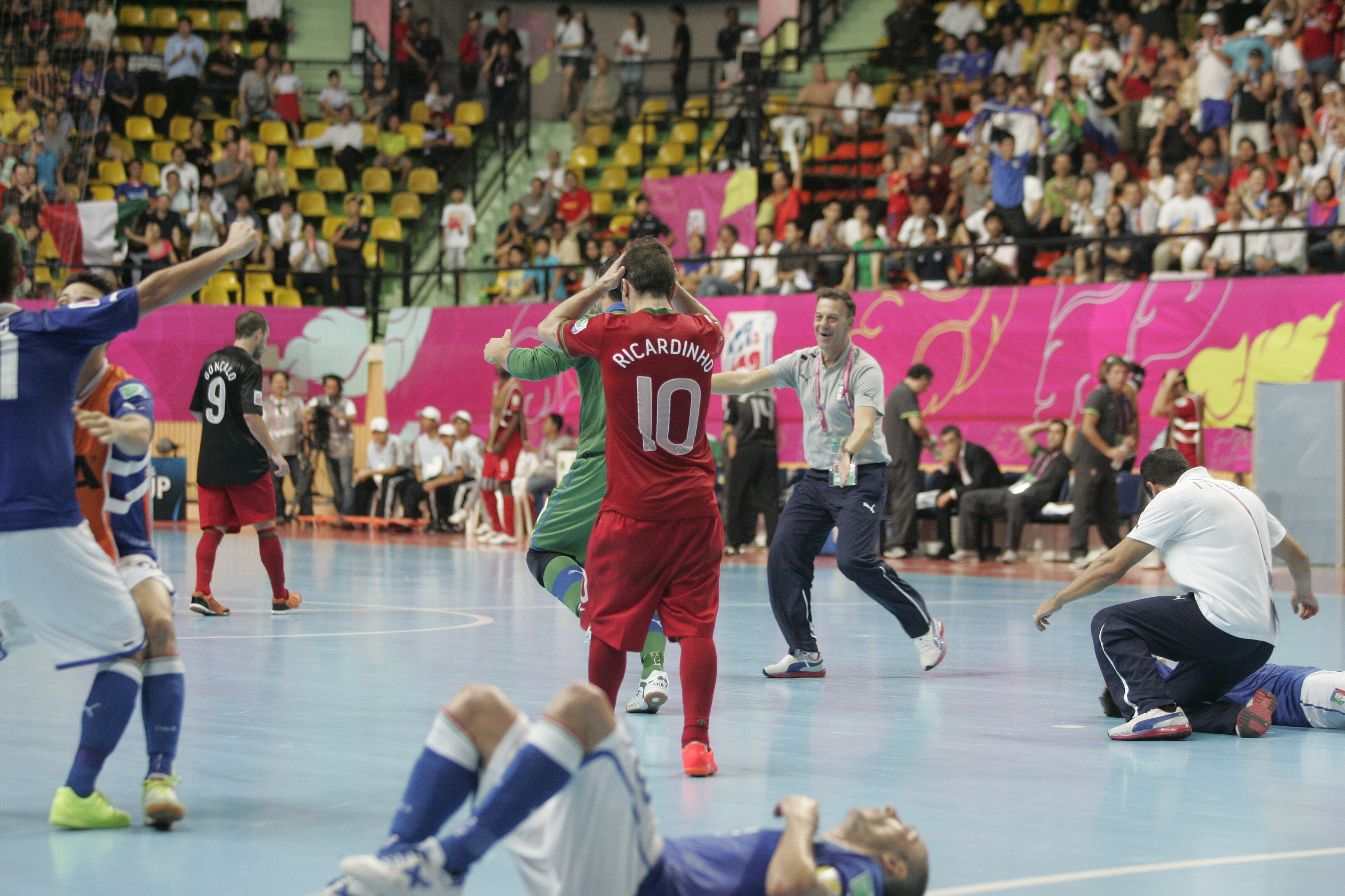前大会準々決勝でイタリアに敗れたポルトガル代表リカルジーニョが頭を抱える。自身3回目となるワールドカップ初戦は開催国との対戦となる。